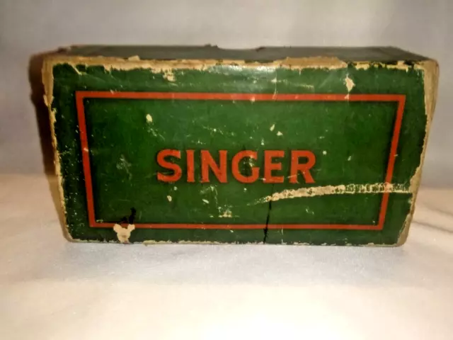 Vintage Publicidad Cartón Caja SINGER Costura Máquina Con Repuesto Partes Inglés