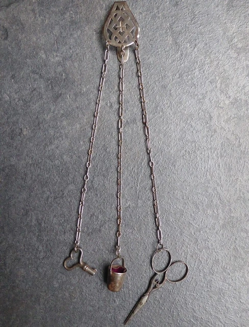 Chatelaine en fer poli époque XIXe Art populaire Curiosa Serrurerie clef ciseaux