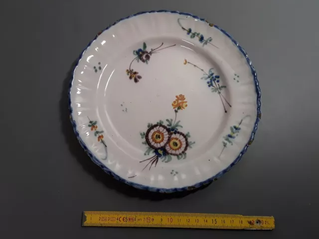 très ancienne Assiette plate en céramique 18 eme fleurs liseret bleu