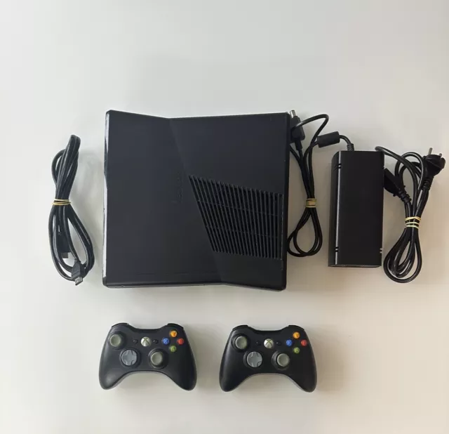 Microsoft Xbox 360 Slim - Schwarz - 2x Controller
