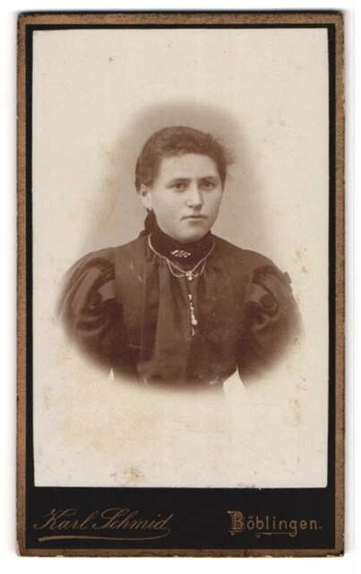 Fotografie Karl Schmid, Böblingen, Bahnhofstraße, Junge dame in deler Bluse mit