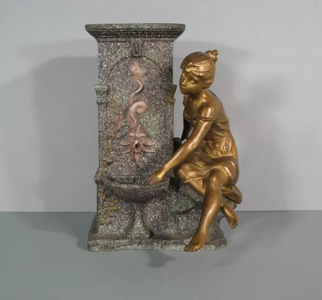 Régule Jeune Femme A La Fontaine Dans Le Goût De Moreau Vase Ancien Au Dauphin