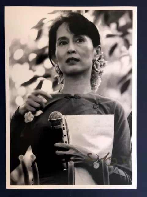 Aung San Suu Kyi *Nobel Prize* 13x18 cm Signiertes Foto. Autogramm / Autograph