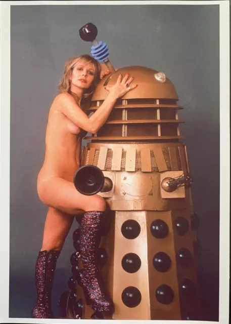 KATY MANNING TV ACTRESS (DOCTOR WHO) COLOUR PHOTO 20cm x 25cm NAKED WITH DALEK