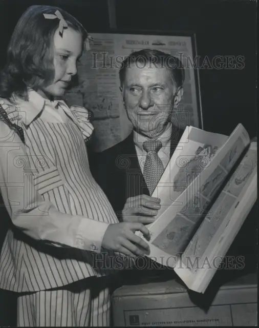 1973 Press Photo Lisa Warren wins National prize, shown with Editor John Bloomer