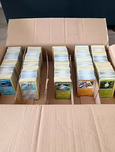 Lot de 50 Cartes Pokémon Officielles en Français - 5 Cartes Brillantes Incluses - 45 Cartes Communes - Cartes Authentiques - Lot Aléatoire pour Collection et Cadeau Lot de 50 Cartes Pokémon Officielles en Français - 5 Cartes Brillantes Incluses - 45 Cartes Communes - Cartes Authentiques - Lot Aléatoire pour Collection et Cadeau