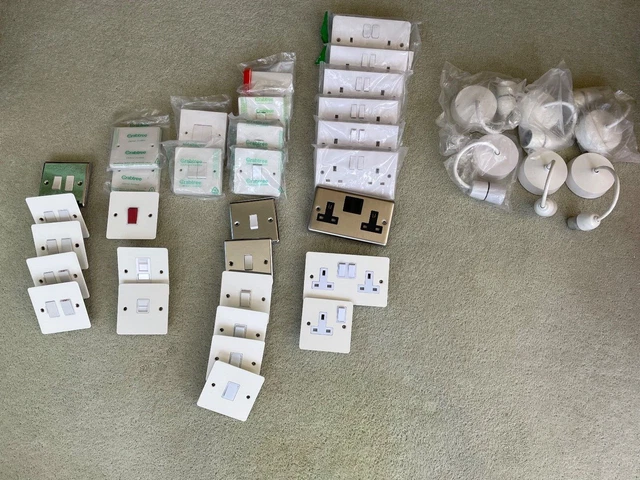 Selezione di nuove prese elettriche, speroni fusi, interruttori e rose da soffitto.
