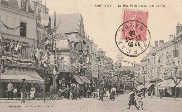 CPA 51 EPERNAY La Rue Porte Lucas Jour de Fete
