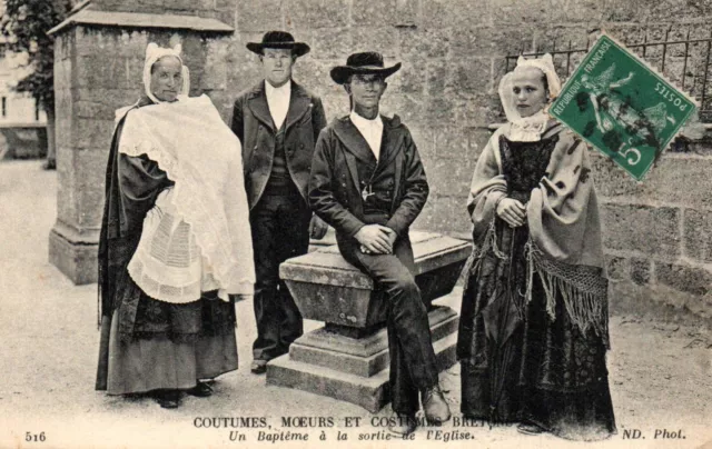 CPA 29 - Baptême à la sortie de l'Eglise. Coutumes, moeurs et costumes bretons