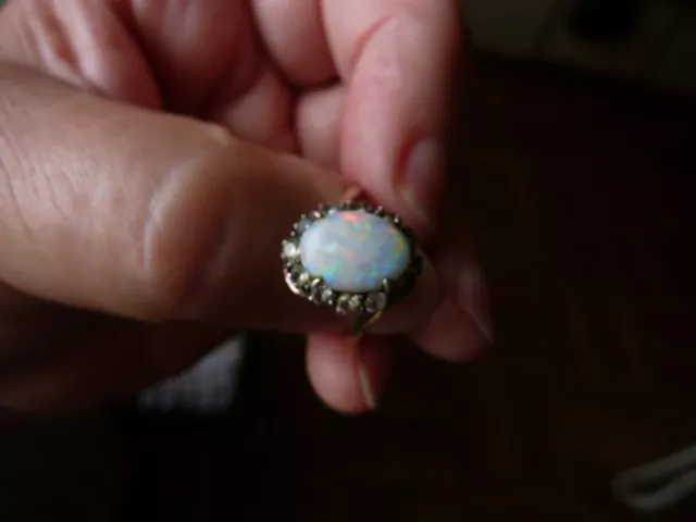 Superbe bague poinçonnée en or 9k avec véritable opale arlequin & pierres