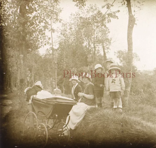 France Famille Promenade avec le bébé c1930 Photo Plaque Stereo Vintage V33L19n
