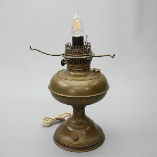 ANTIQUE RAYO BRASS Kerosene Oil Lamp Table Parlor Light Electrified w