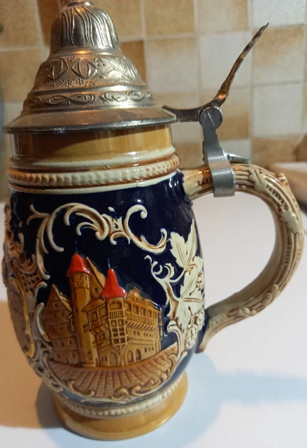 Chope de bière allemande rustique bavarois, armoiries nationales dans