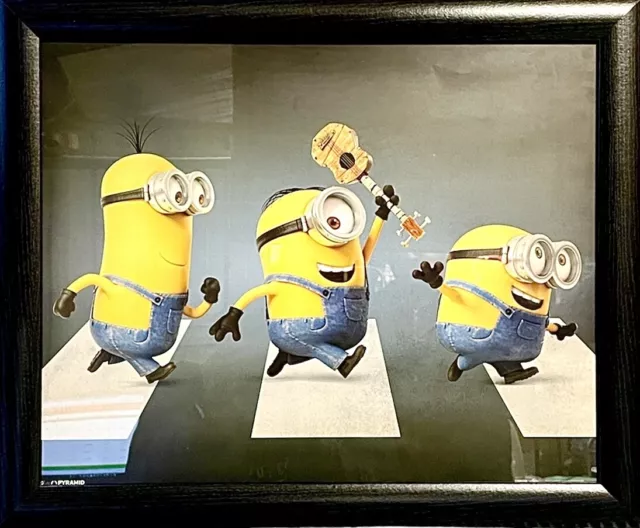 Grande poster incorniciato di Minions che camminano su zebra incrocio come i Beatles