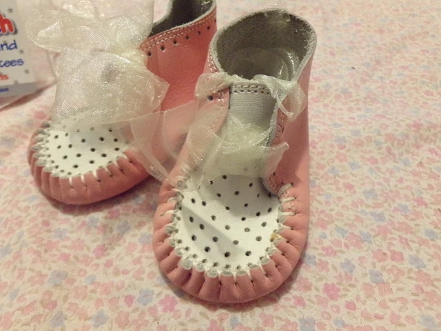 Ancienne chaussures grande ​ poupée en cuir rose 🎀​ ​👶👌​😀​.