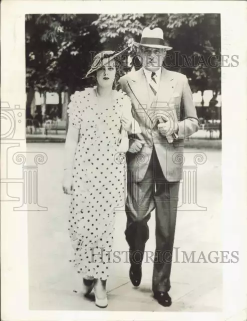 1935 Press Photo Dr. Serge Voronoff and wife arrive at spa in Vichy, France