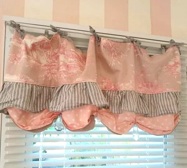 Rideau cantonnière shabby chic toile de Jouy avec trois pampilles anciennes fait