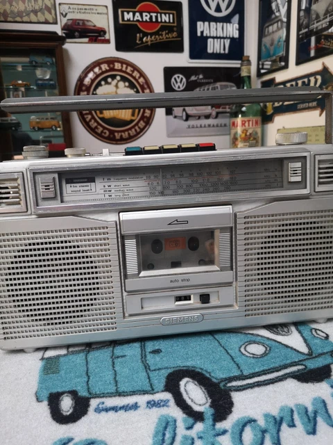 Je vous présente un poste radio cassette année 1980 il fonctionne à part les cassettes acheté dans une brocante il ya environ 10 ans