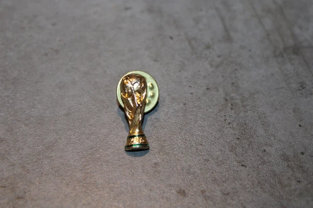 Pin's Football FIFA Fair Play – Coupe Du Monde, Collection EGF, état TBE