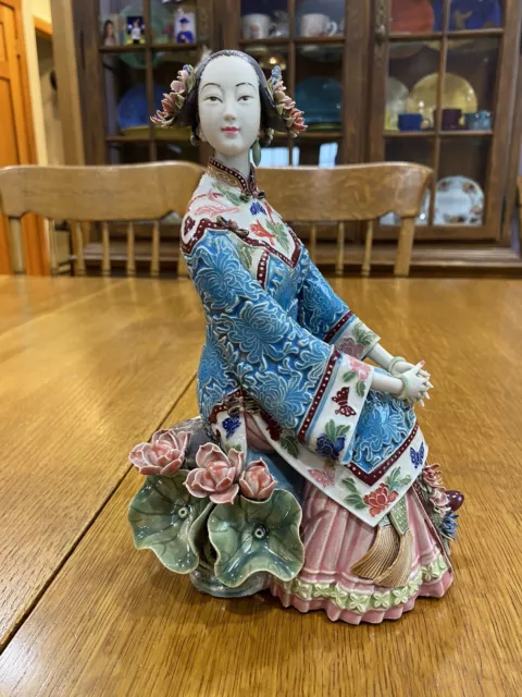 VTG 10” Chinese Wucai Porcelain Sitting Lady Floral Oriental Figurine