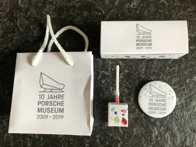 PORSCHE MUSEUM Jubiläum 10 Jahre Tasche Mini-Kuchen Lolli Button