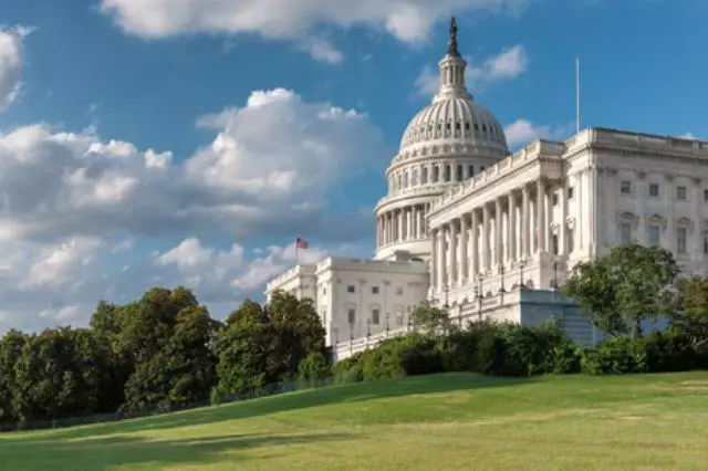 Das Kapitol der Vereinigten Staaten an einem sonnigen Tag in Washington DC, USA.