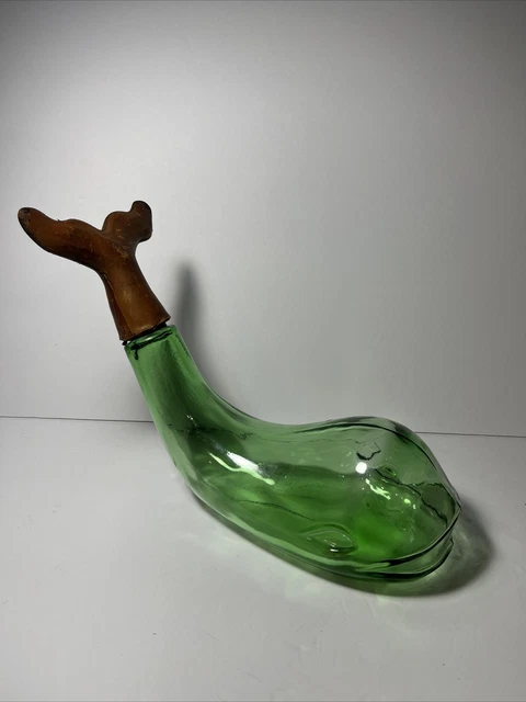 Botella de licor vintage cubierta de cuero con forma de ballena decantador vidrio verde