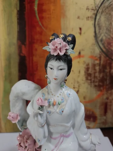Vintage GEISHA GIRL Hand Painted Porcelain STATUE/FIGURINE 11.5” W/ Flowers 💐