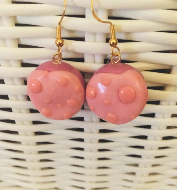 Wunderschöne handgefertigte routige rosa leckige gestreute hypoallergene Donut-Ohrringe