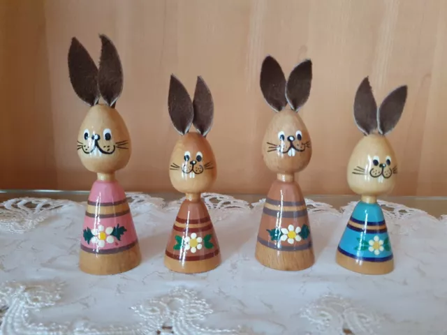 Osterhasenfiguren aus Holz liebevoll bemahlt