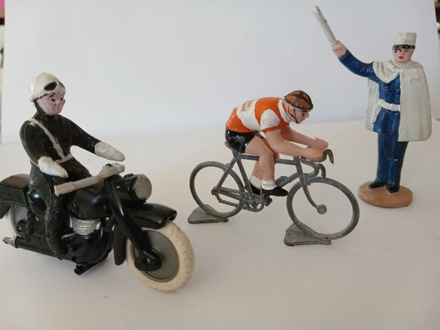 Coureurs cyclistes dans autres véhicules miniatures