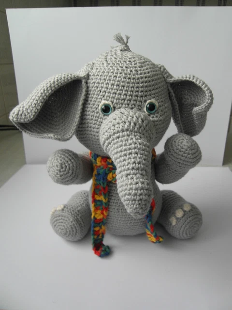 Amigurimi Elefant 22 cm hoch hellgrau mit Sicherheitsaugen/- gelenken Handarbeit