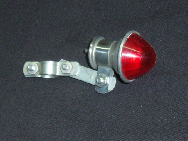 Achetez des Ikzi Feu Arrière + Catadioptre 5 LED 80mm - Rouge/Noir chez HBS