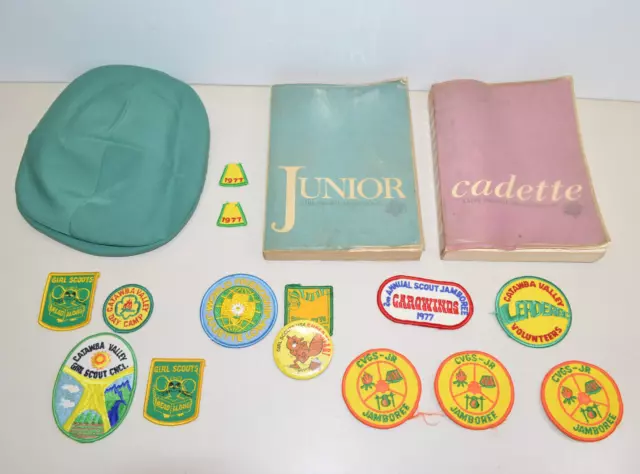 Vintage GIRL SCOUTS Collectibles Lot BERET HAT, GUIDE BOOKS, PATCHES 1977 Retro