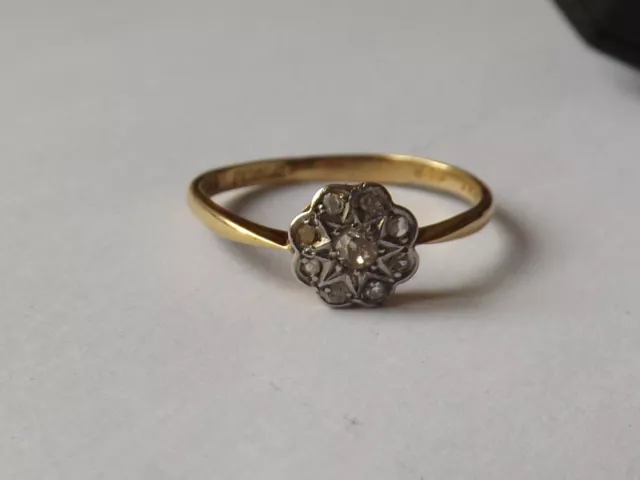 an 18ct gold diamond daisy ring -size O