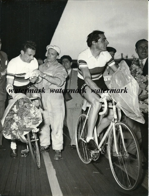 Foto originale, Fausto Coppi/Nando Terruzzi vittoriosi al Vigorelli, Milano 1954