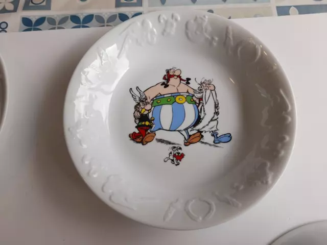 Uderzo / ASSIETTE Creuse Personnages ASTERIX  Porcelaine de Limoges année 90'