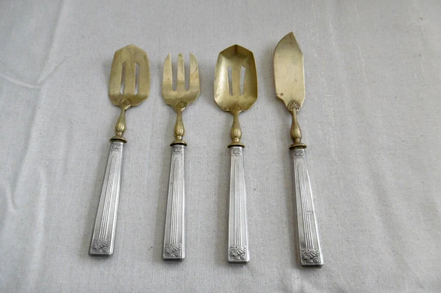 Service à mignardises ou hors d'oeuvre uni et chiffré en argent et