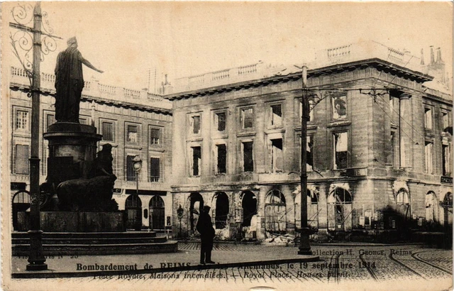 CPA AK Militaire - Bombardement de Reims - Place Royale - Maisons (698139)