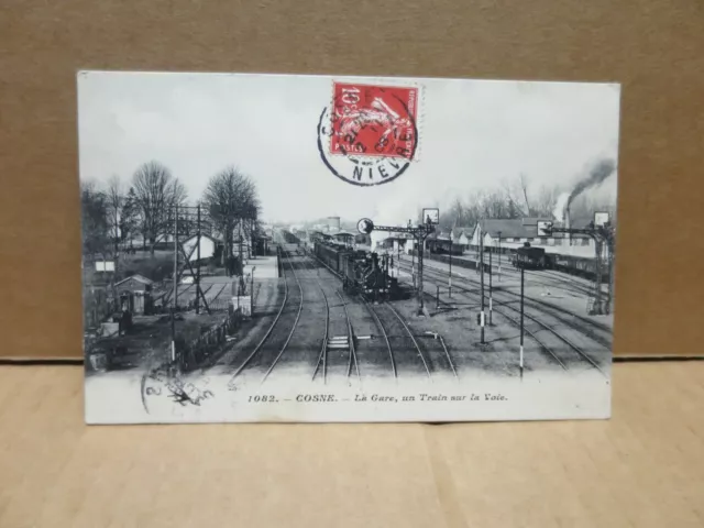COSNE SUR LOIRE (58) train en gare