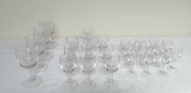 Lot de 28 verres à Pieds en Cristal Gravés Art Déco