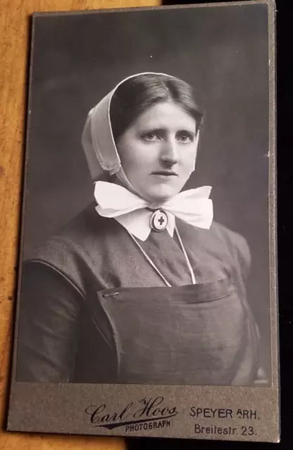 junge Frau - Haube Kreuz - Krankenschwester ? CDV Carl Hoos Speyer a. Rh.