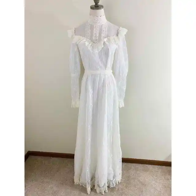 Vintage White Lace Long Sleeve Wedding Dress Pearl Buttons Ruffle Accents Small