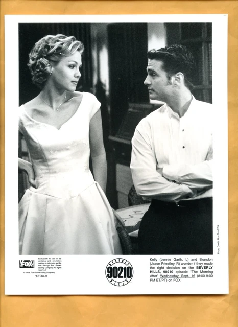 8x10 photo jennie garth &jason priestley in a scene from "beverly hills, 90210."