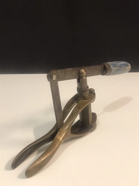 ANCIENNE BOUCHONNEUSE MANUELLE en laiton EUR 15,00 - FR