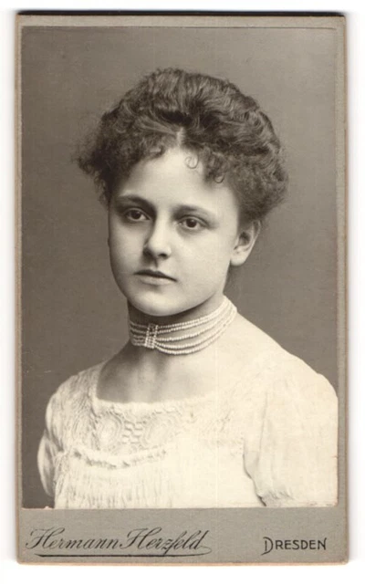 Fotografie Hermann Herzfeld, Dresden, Portrait hübsche junge Frau Erna Heller i
