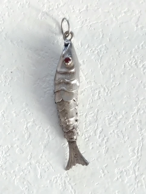 Pendentif ancien poisson articulé en argent avec des yeux rouges (Ref 5598) - France