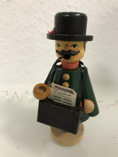 Sehr altes Räuchermännchen Seiffen Zeitungsbote mit Tasche Höhe 16 cm Benutzt !