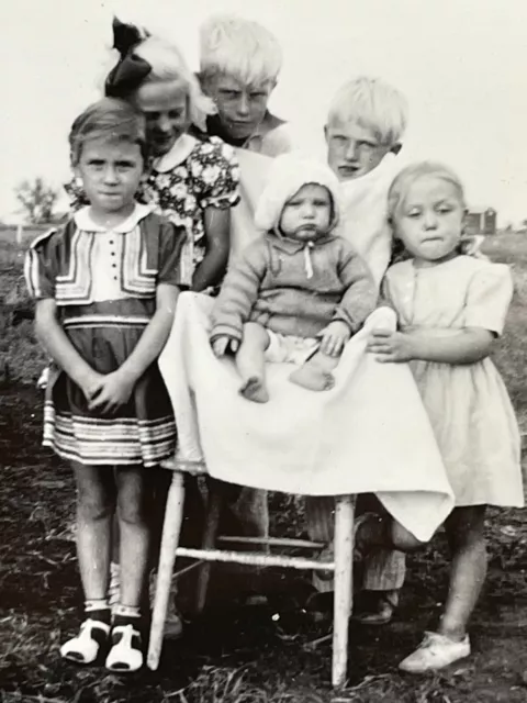 W8 Photograph Kids Boy Girls Family Photo Portrait 1939