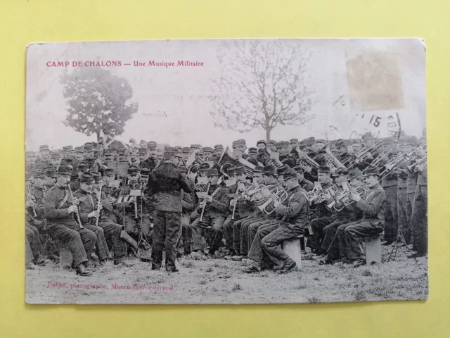 CPA Militaria CAMP de CHALONS à MOURMELON (Marne) Une MUSIQUE MILITAIRE Soldats